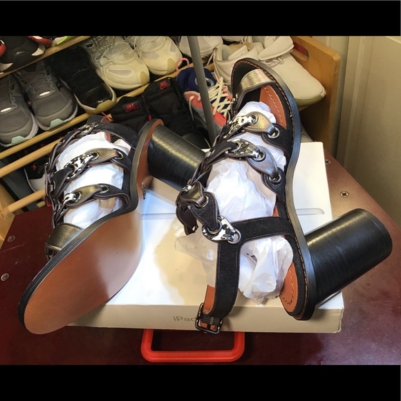 Beautiful Mid Heel Sandal WithCoach Link New without box but come with dust bag - Picture 16 of 16